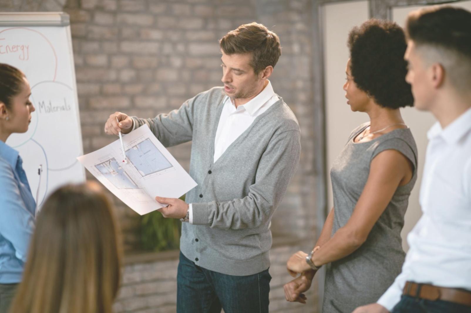 Équipe de startup travaillant sur leur projet